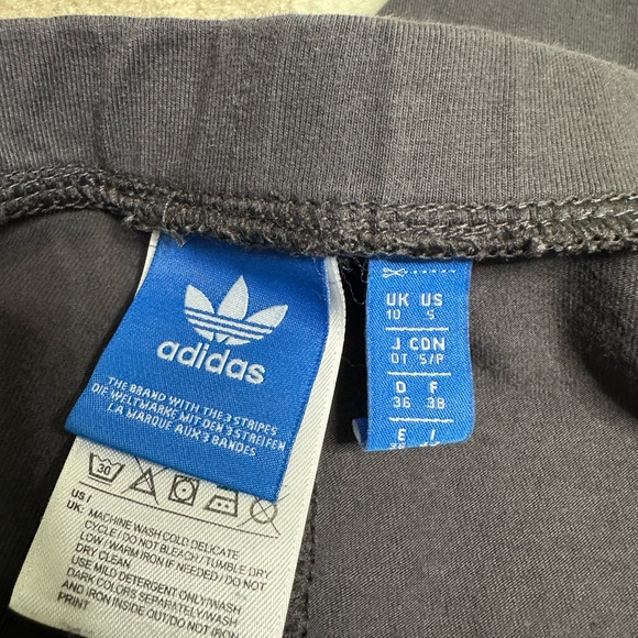 ADIDAS CHARCOAL GREY LEGGINGS & T SHIRT 2 PIECE SET XS/S - Picture 3 of 12